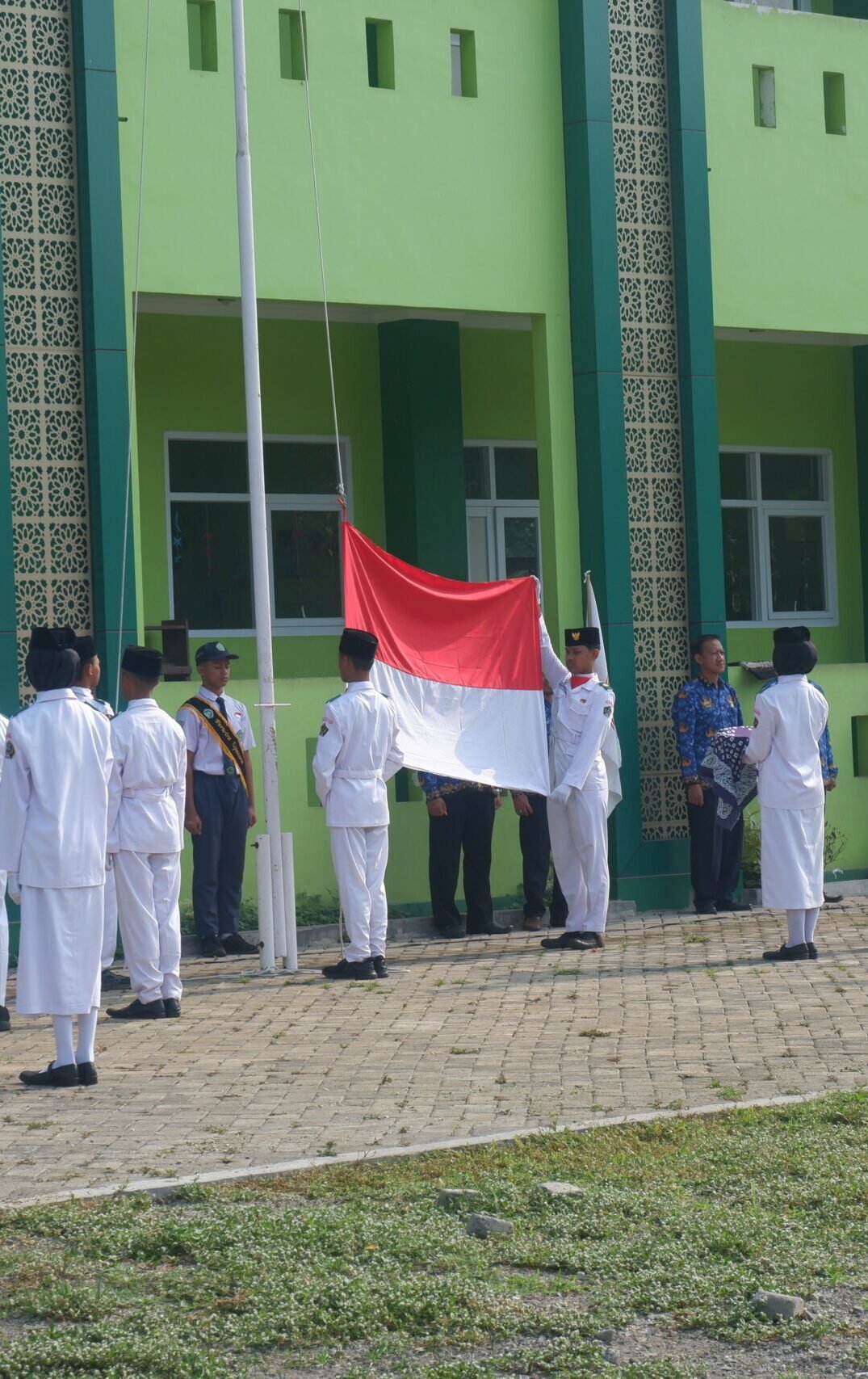 Upacara Hari Pahlawan 10 November di MTsN 3 Blitar yang Penuh Hikmat