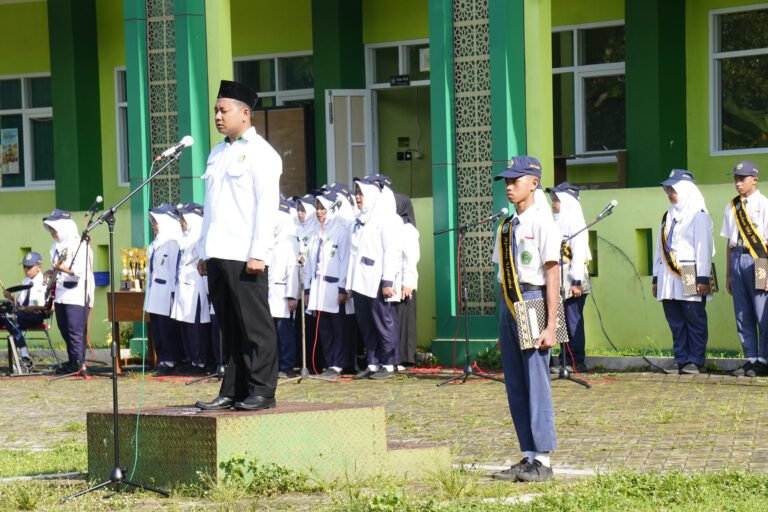 Upacara Perdana Pembelajaran Semester Genap MTsN 3 BLITAR, Penuh Semangat