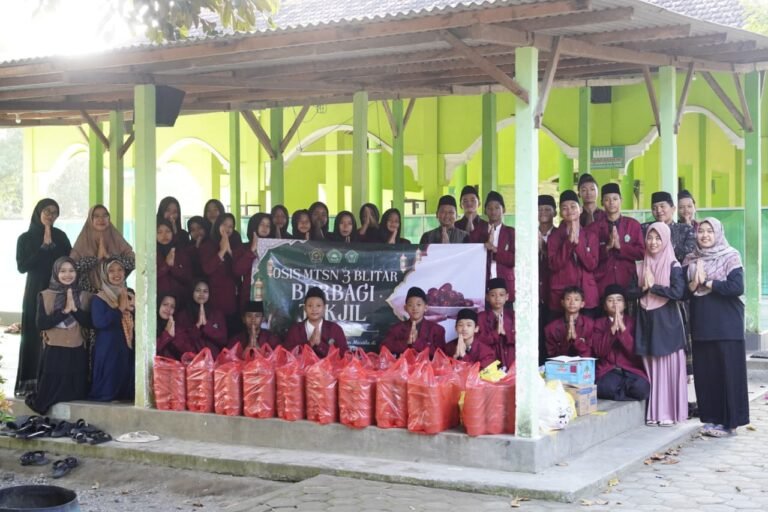 Semarak Ramadan, MTsN 3 Blitar Berbagi Kebahagiaan Melalui Ratusan Takjil