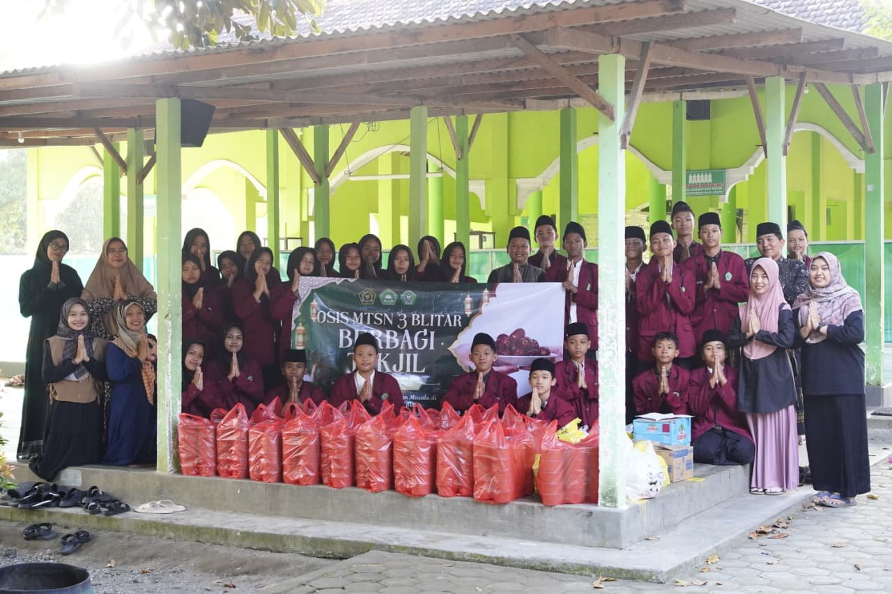Semarak Ramadan, MTsN 3 Blitar Berbagi Kebahagiaan Melalui Ratusan Takjil