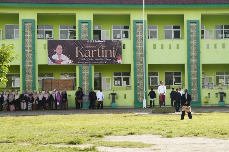 Habis Gelap Terbitlah Terang, Semangat Emansipasi Menggema di Upacara Hari Kartini MTsN 3 Blitar