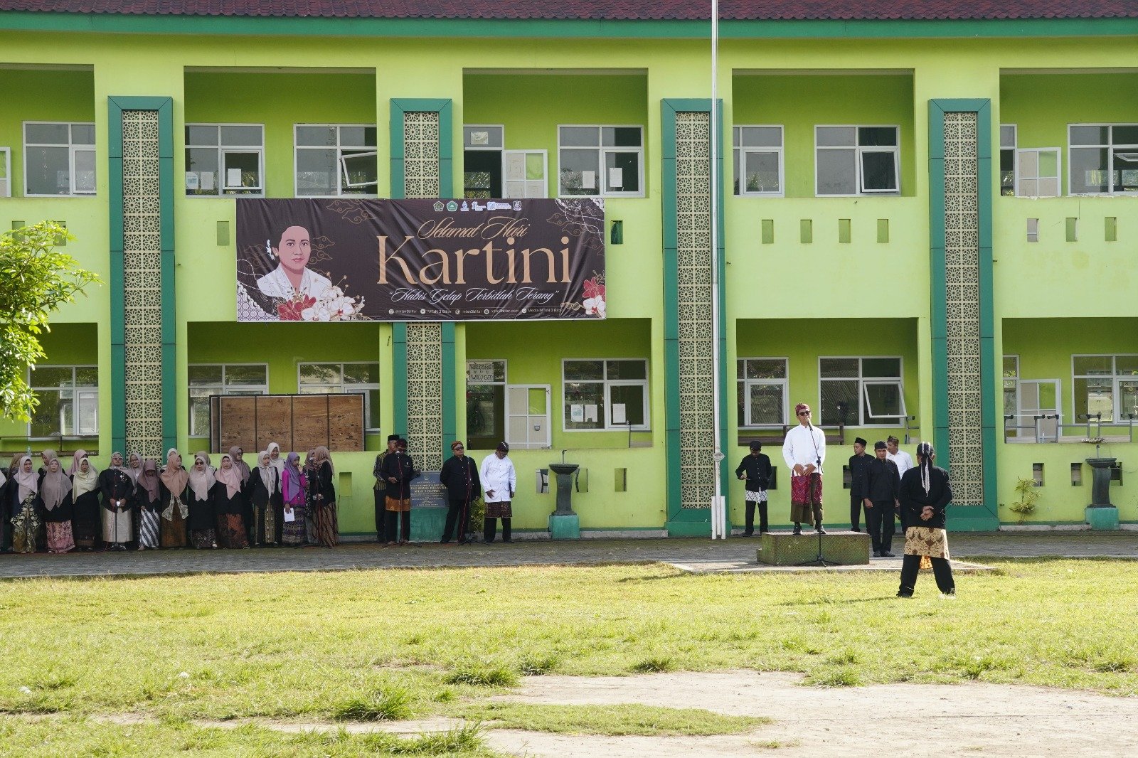 Habis Gelap Terbitlah Terang, Semangat Emansipasi Menggema di Upacara Hari Kartini MTsN 3 Blitar